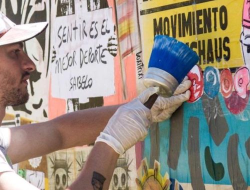 Esa cara la conozco: el artista que llena Buenos Aires de mensajes positivos
