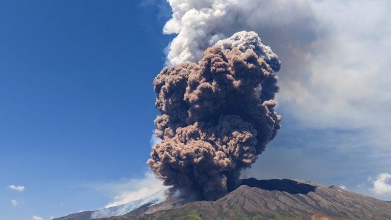 El volcán Etna entró en erupción: arrojó una enorme nube de cenizas, rocas y gases y hubo alerta máxima en Sicilia
