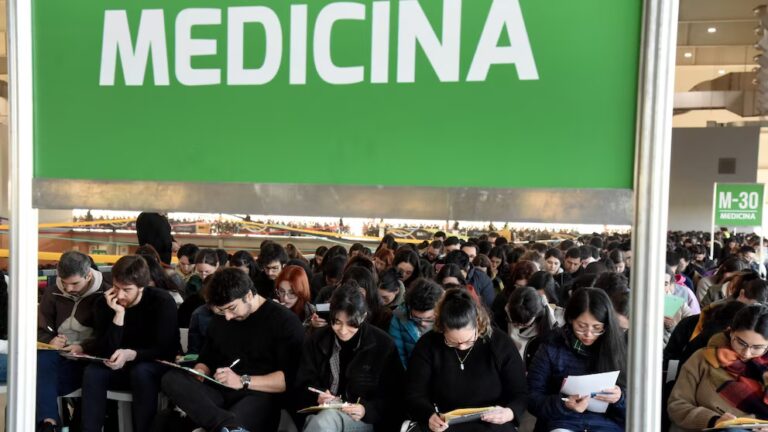 Cómo es el sistema del Gobierno para evaluar los exámenes de residentes acusados de fraude y quiénes no deberán rendir
