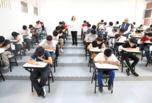 “Saquen una hoja”: por el uso de la IA, cada vez más docentes vuelven al examen escrito