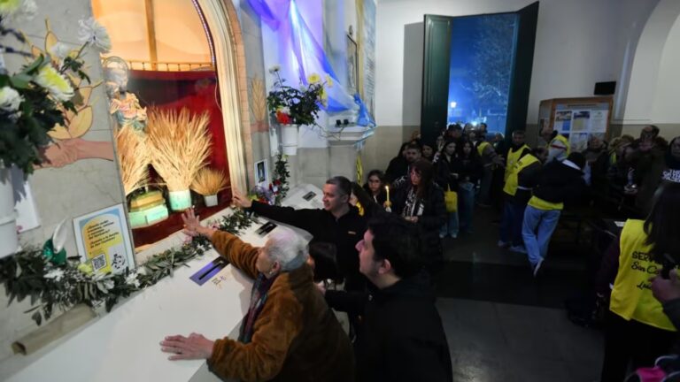 San Cayetano: cientos de fieles se congregan en el santuario del patrono del pan y el trabajo en Liniers