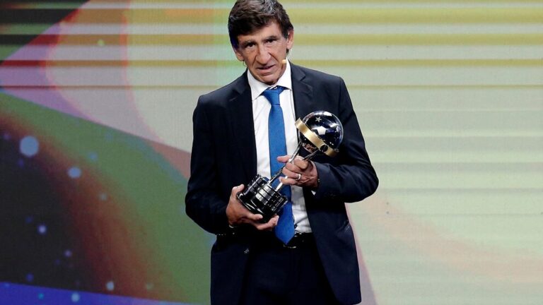 Gustavo Costas fue nominado como mejor entrenador del mundo: las otras 19 figuras con las que competirá