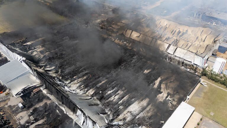 Las pericias para saber cómo se originó el fuego en el complejo industrial de Ezeiza comenzarían el lunes