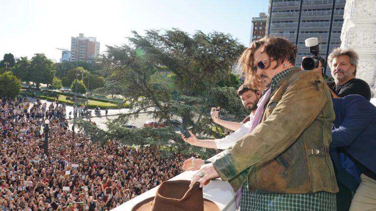 Locura por Johnny Depp en La Plata: de la multitud esperando por él a su distinción como Visitante Ilustre